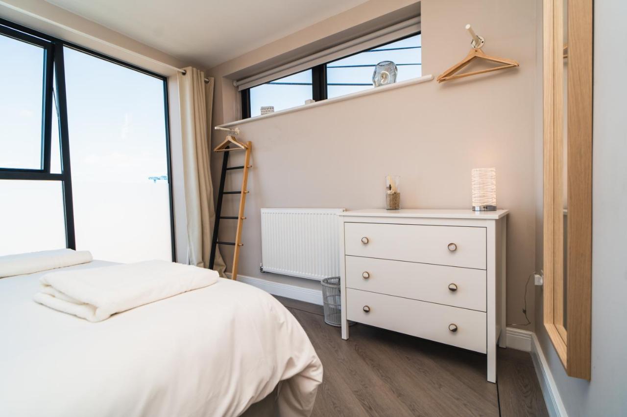 Beautiful Two Bedroom Harbour Side Apartment Poole Exterior foto