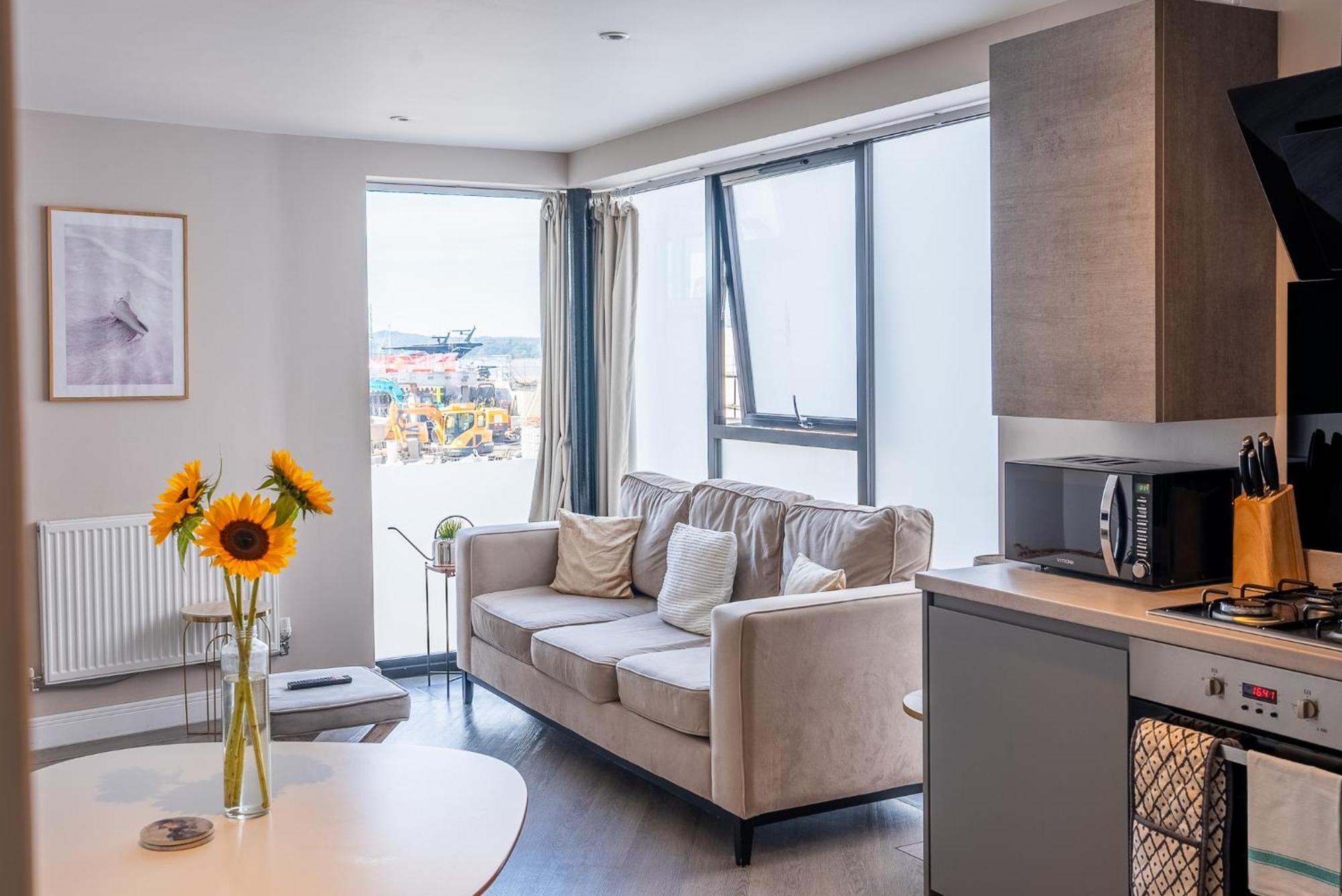 Beautiful Two Bedroom Harbour Side Apartment Poole Exterior foto